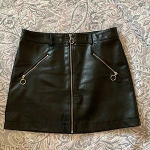I’m selling this black mini leather like skirt.